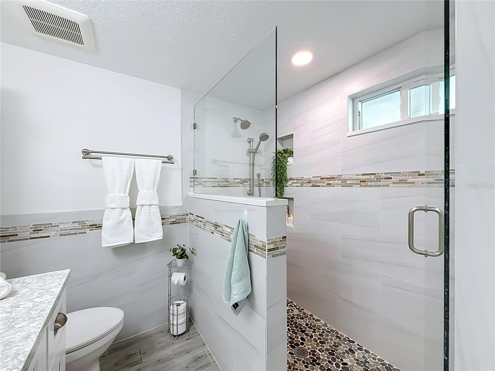 Main bathroom and walk in large shower - 4951 FORECASTLE DR, NEW PORT RICHEY