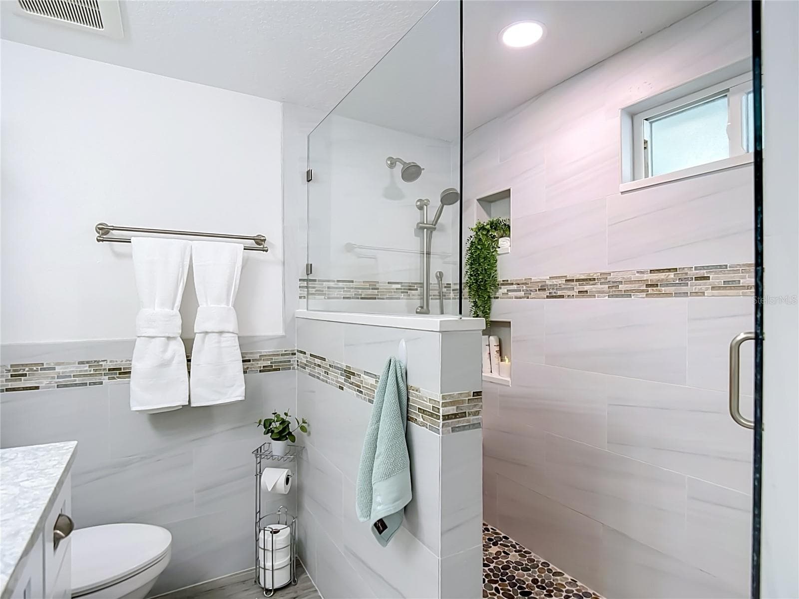 Main bathroom and walk in large shower - 4951 FORECASTLE DR, NEW PORT RICHEY