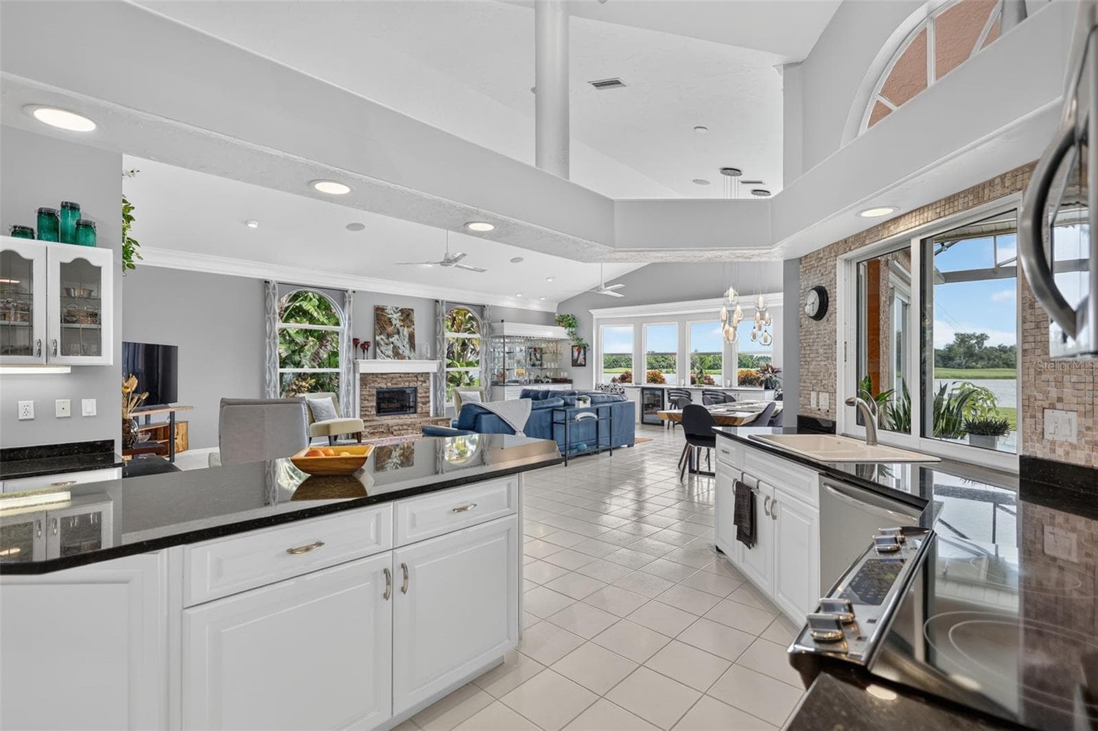 Expansive entertaining area. - 8938 WILD DUNES DR, SARASOTA