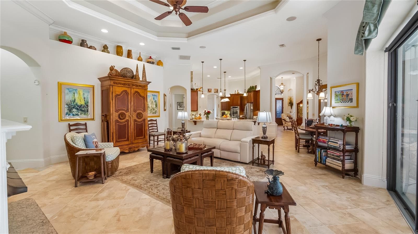 Open Floor Plan with 14'-16' Ceilings - 9524 SAN FERNANDO CT, HOWEY IN THE HILLS