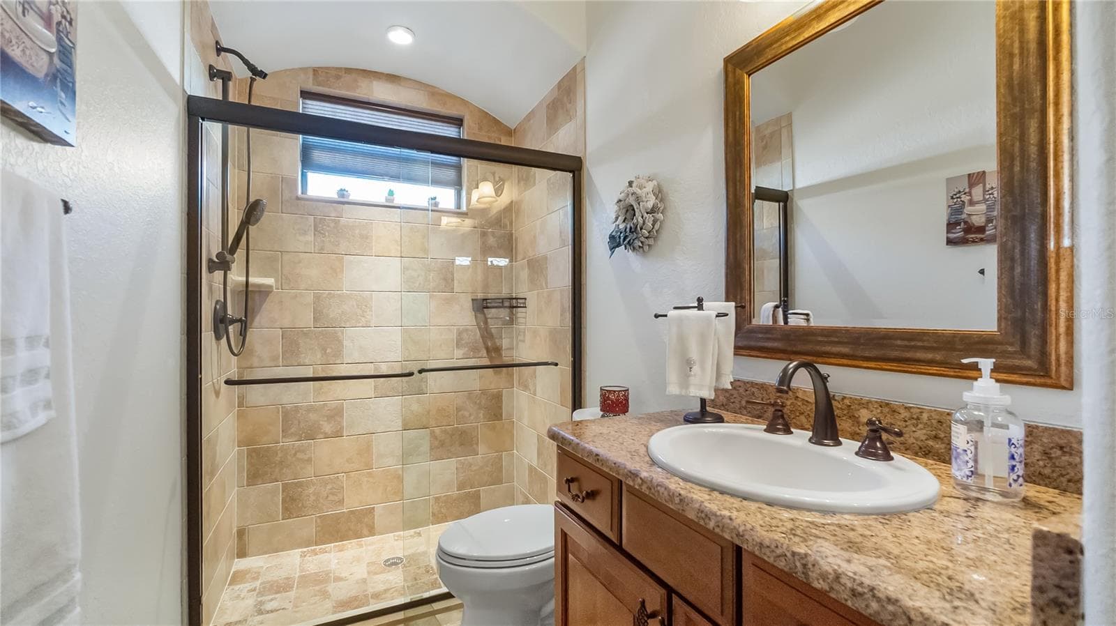 Hallway Bathroom - 9524 SAN FERNANDO CT, HOWEY IN THE HILLS