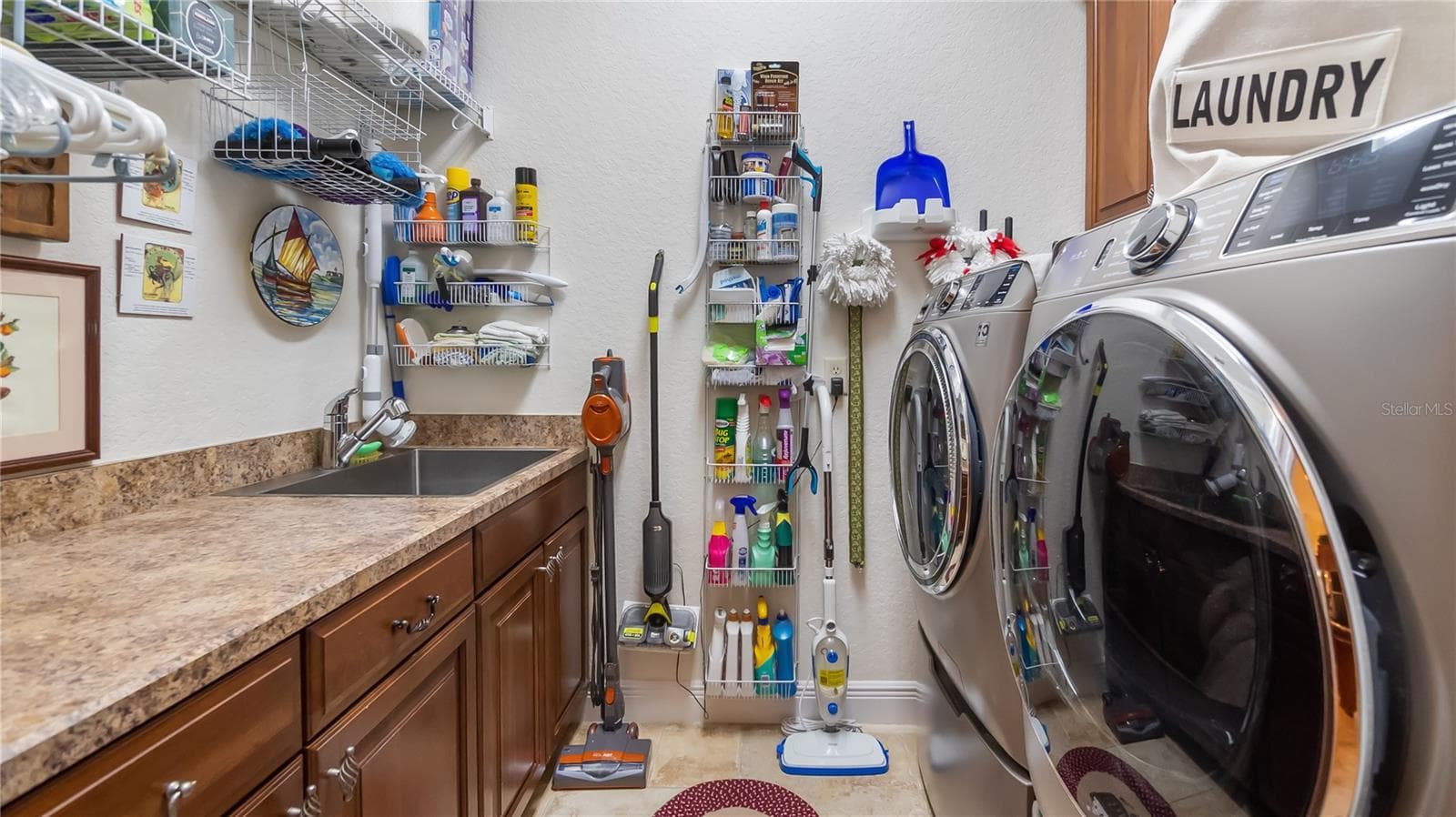 Laundry Room with Cabinetry and Sink - 9524 SAN FERNANDO CT, HOWEY IN THE HILLS
