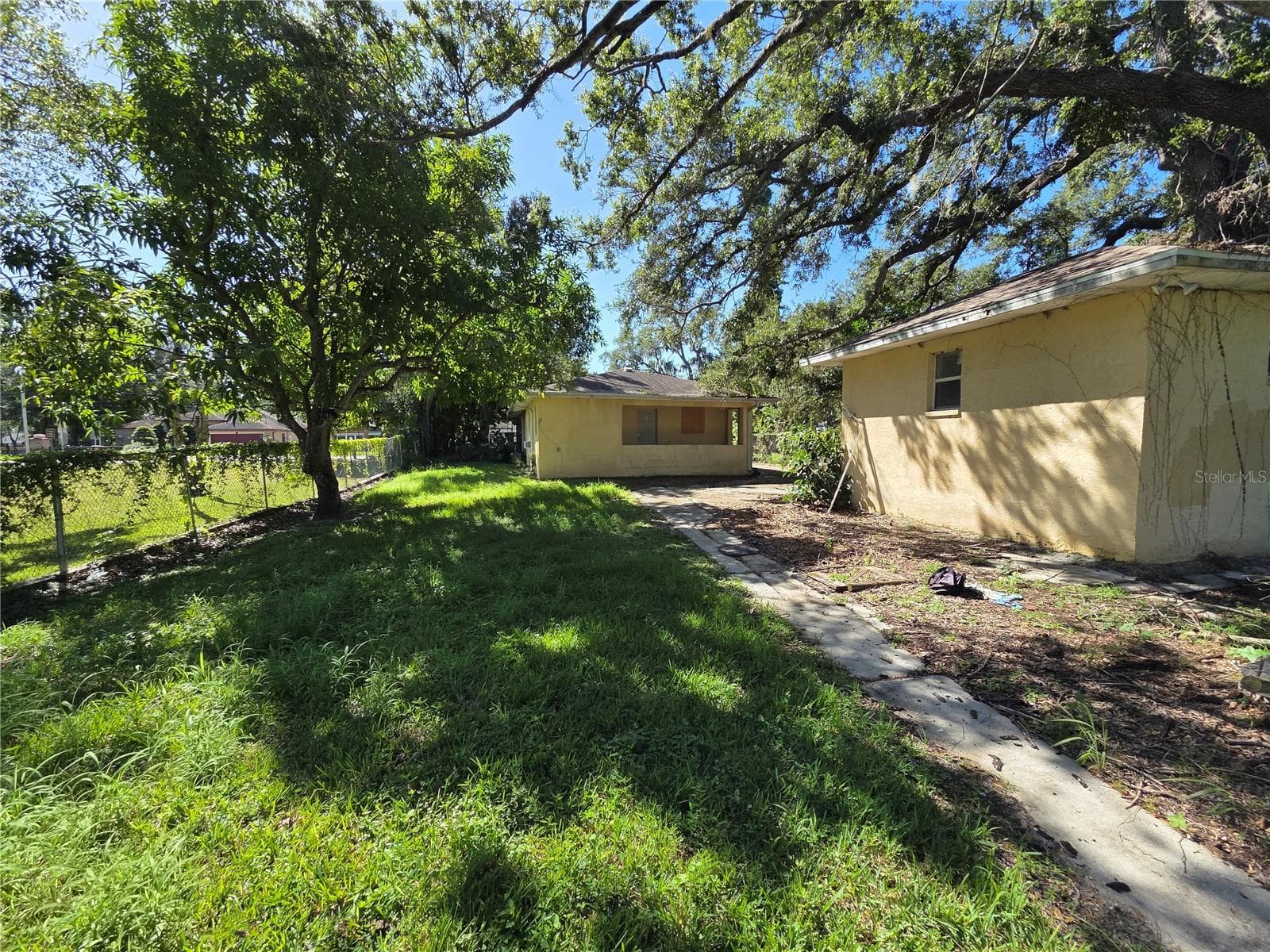 Side Yard View - 210 12TH ST W, PALMETTO