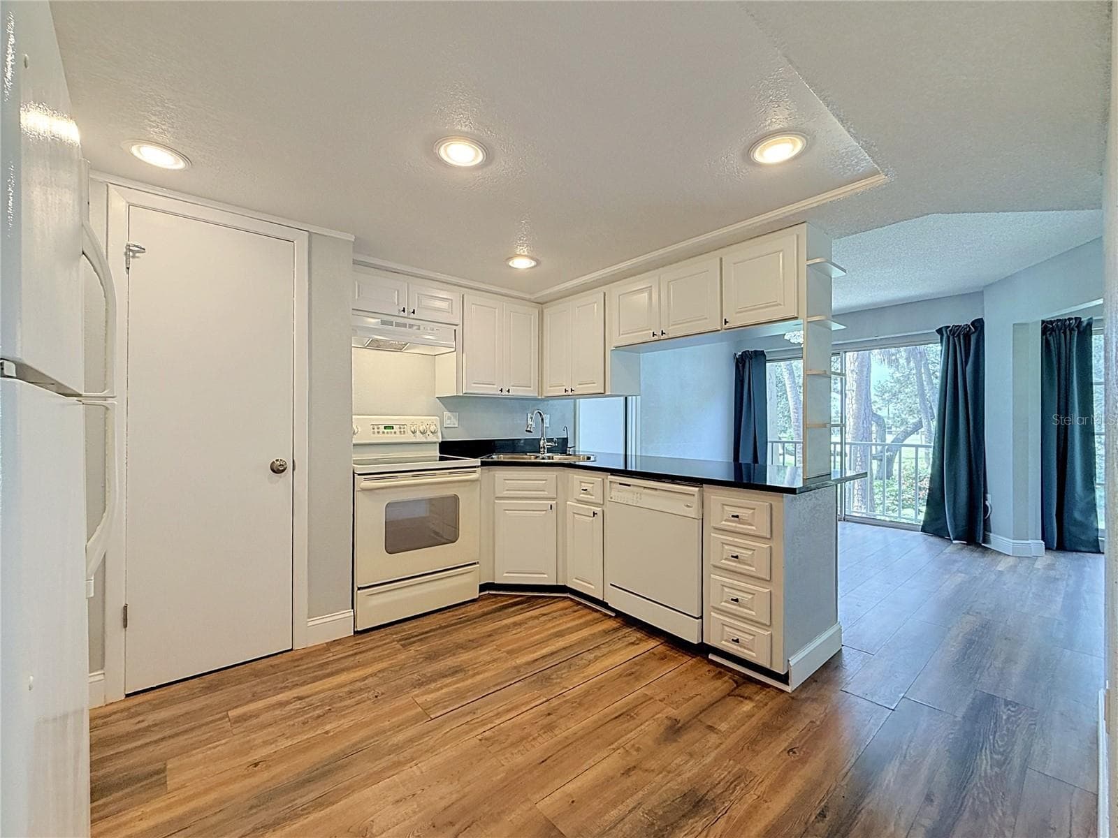Kitchen to dinning - 225 COUNTRY CLUB DR #E252, LARGO