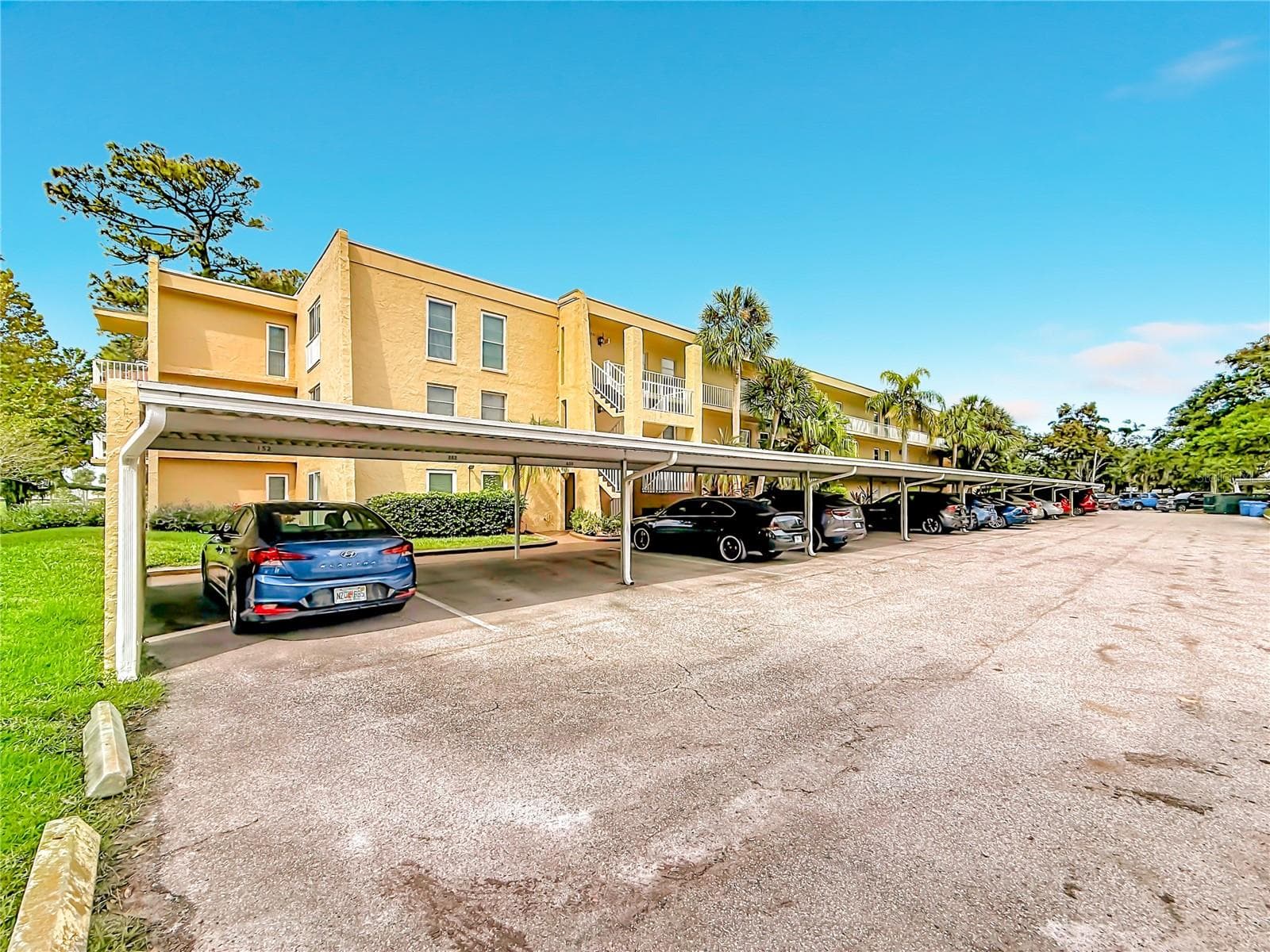 spacious parking lot - 225 COUNTRY CLUB DR #E252, LARGO