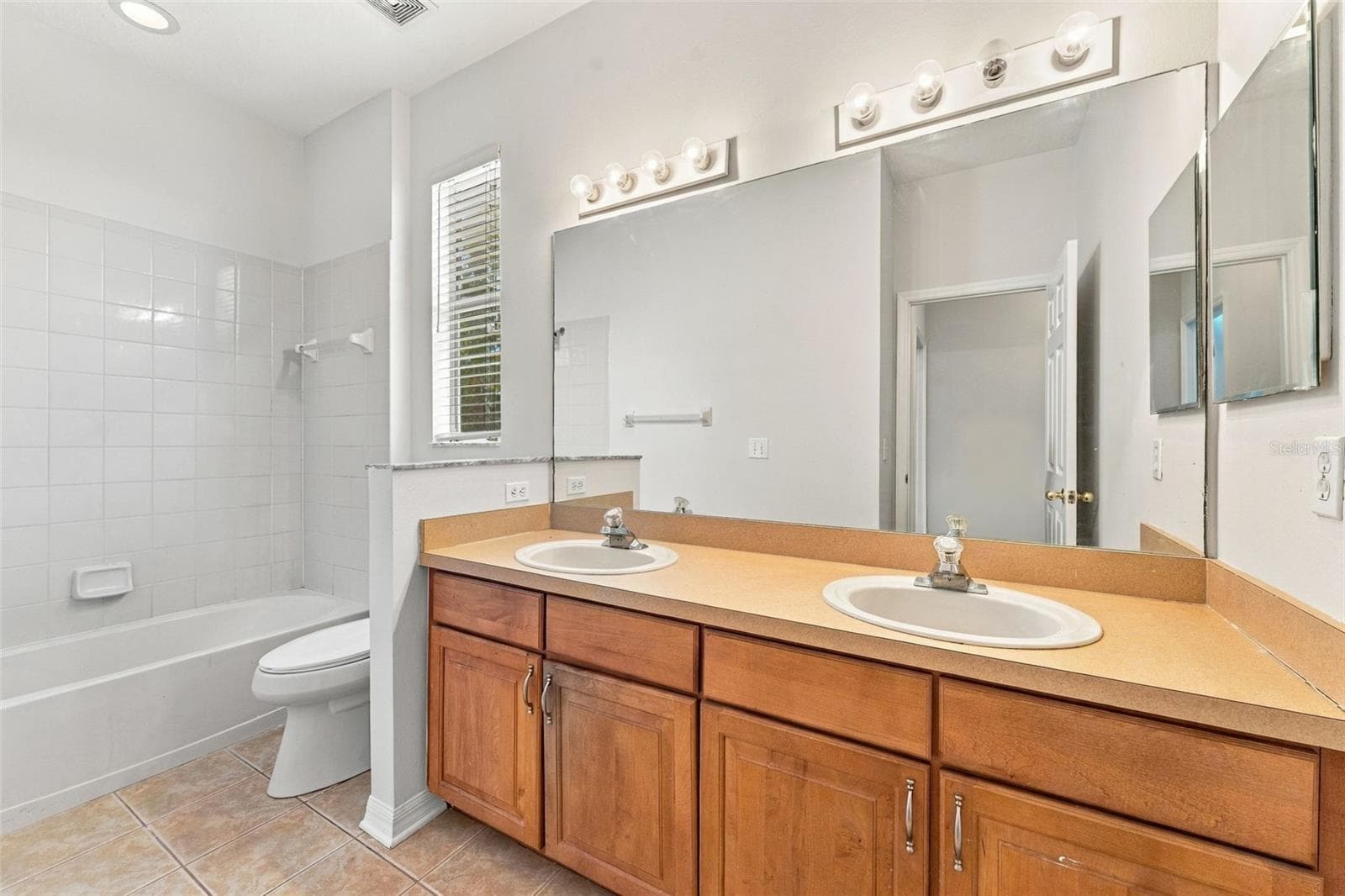 Single Family Residence at 11617 GROVE ARCADE DR, RIVERVIEW, photo 29 of 50