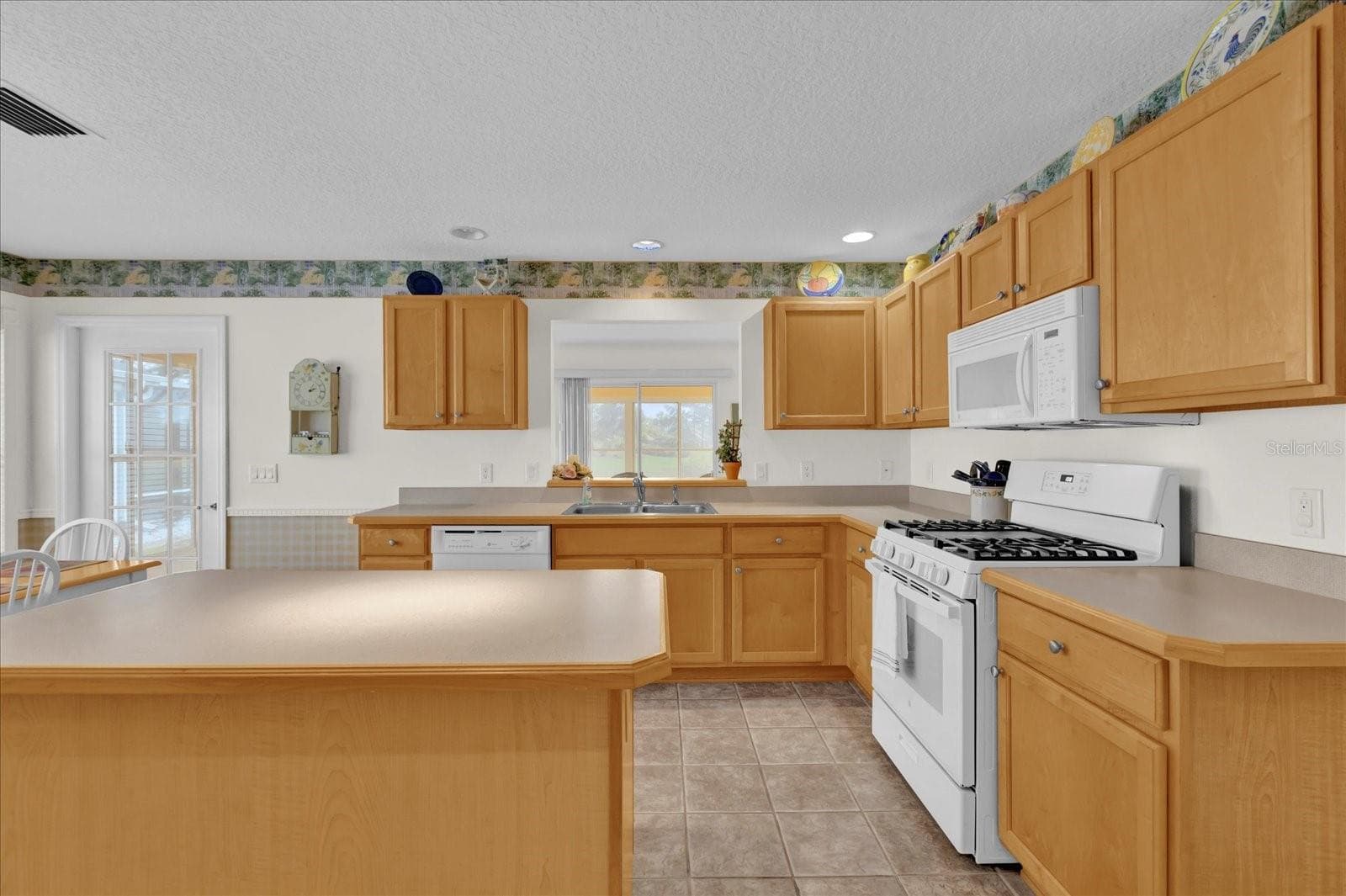 Single Family Residence at 2409 TAMARINDO DR, THE VILLAGES, photo 15 of 40