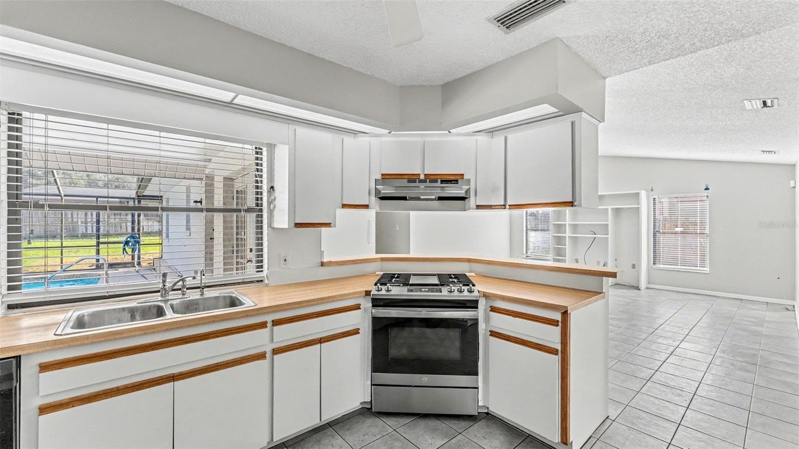 Single Family Residence at 751 CEDAR KNOLL DR N, LAKELAND, photo 7 of 42