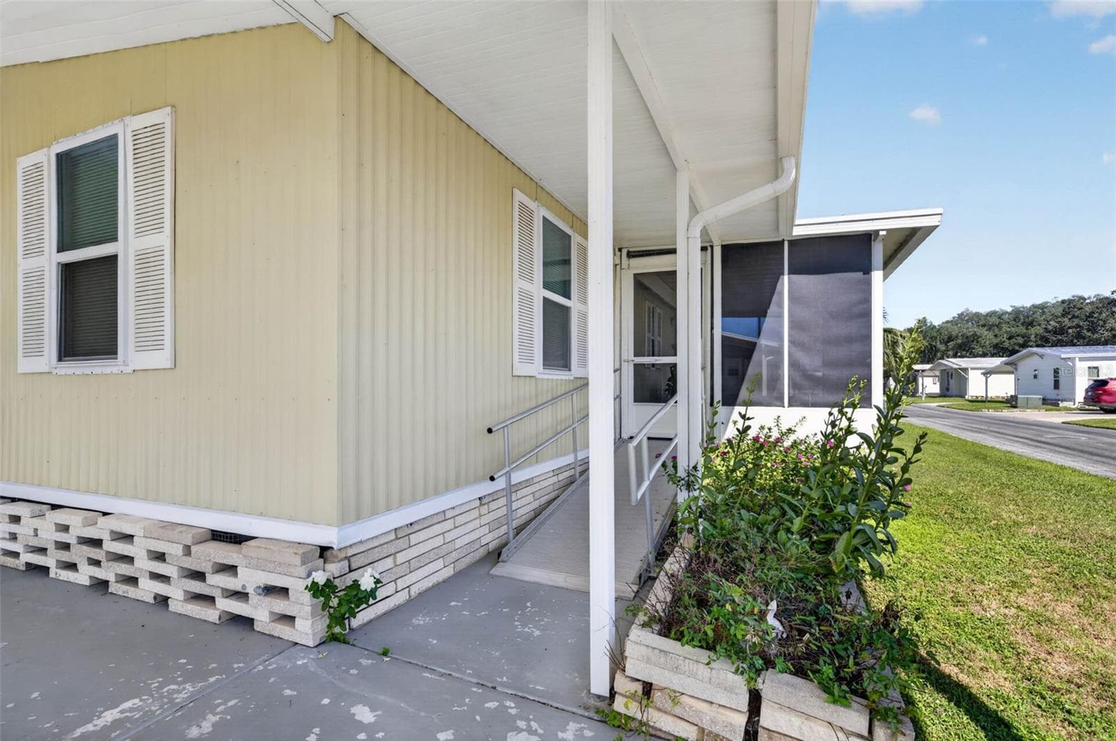 Manufactured Home at 2055 S FLORAL AVE #284, BARTOW, photo 4 of 45