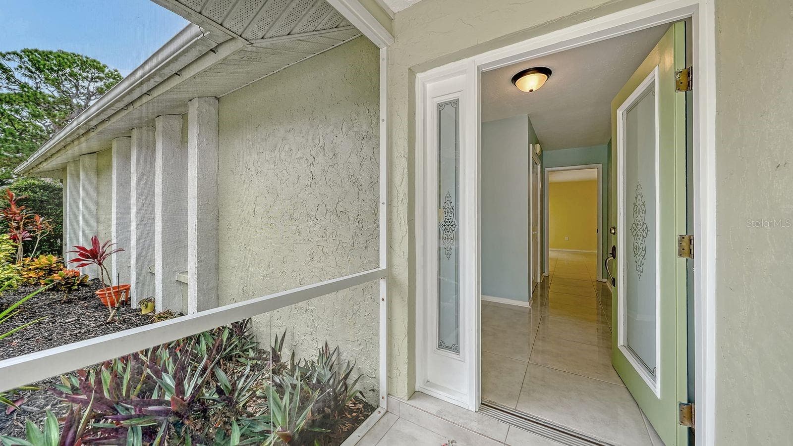 Welcoming screened entryway to the front door. - 2295 PINE VIEW CIR, SARASOTA