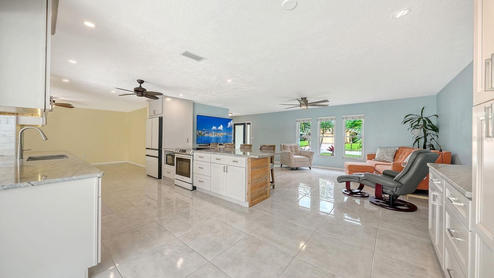 Kitchen and Living Room - 2295 PINE VIEW CIR, SARASOTA