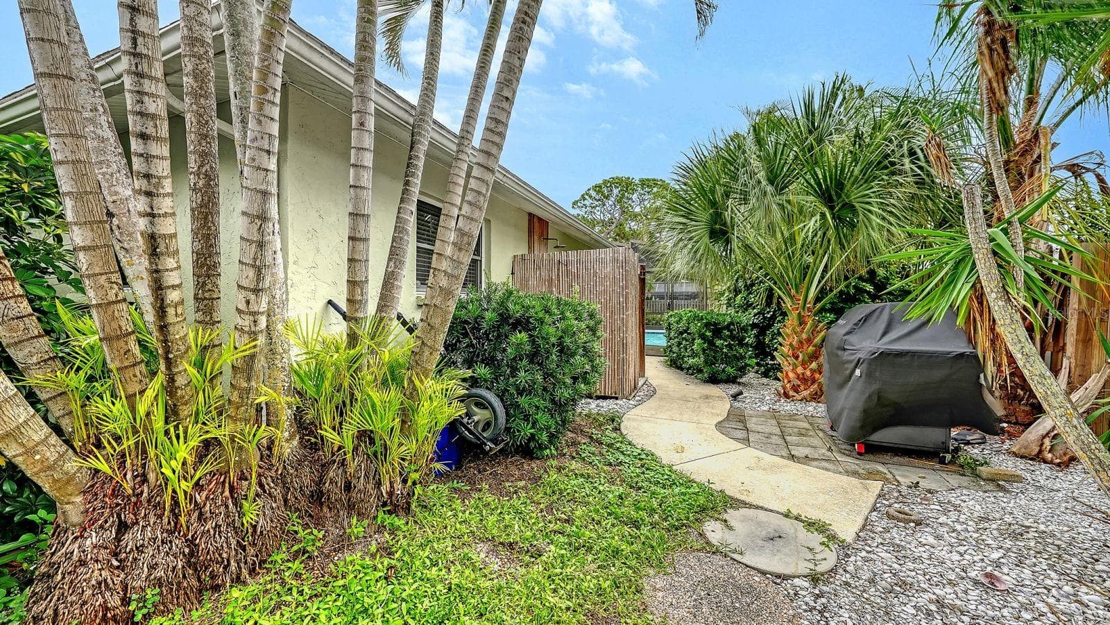 Private backyard area - 2295 PINE VIEW CIR, SARASOTA