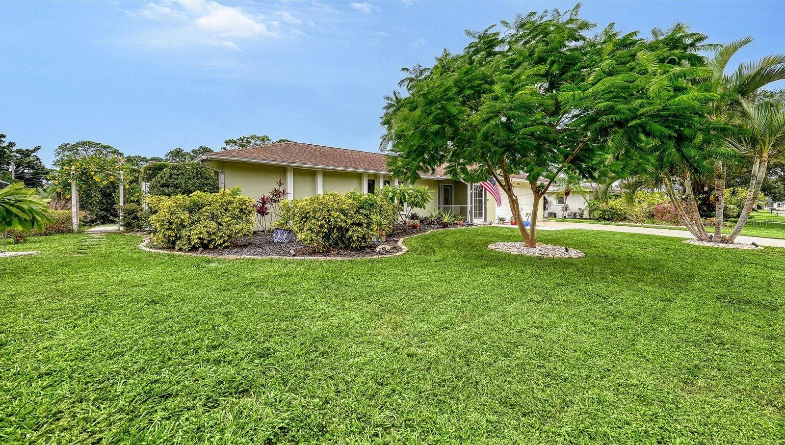 Beautiful Trees! - 2295 PINE VIEW CIR, SARASOTA