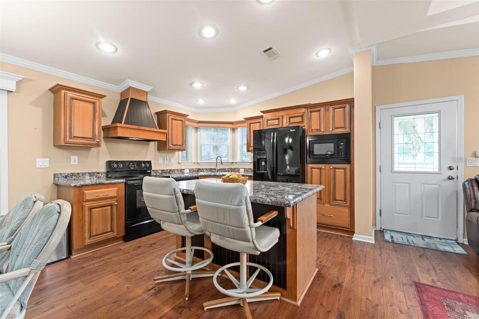 Kitchen island with bar seating - 2417 VINDALE RD, TAVARES