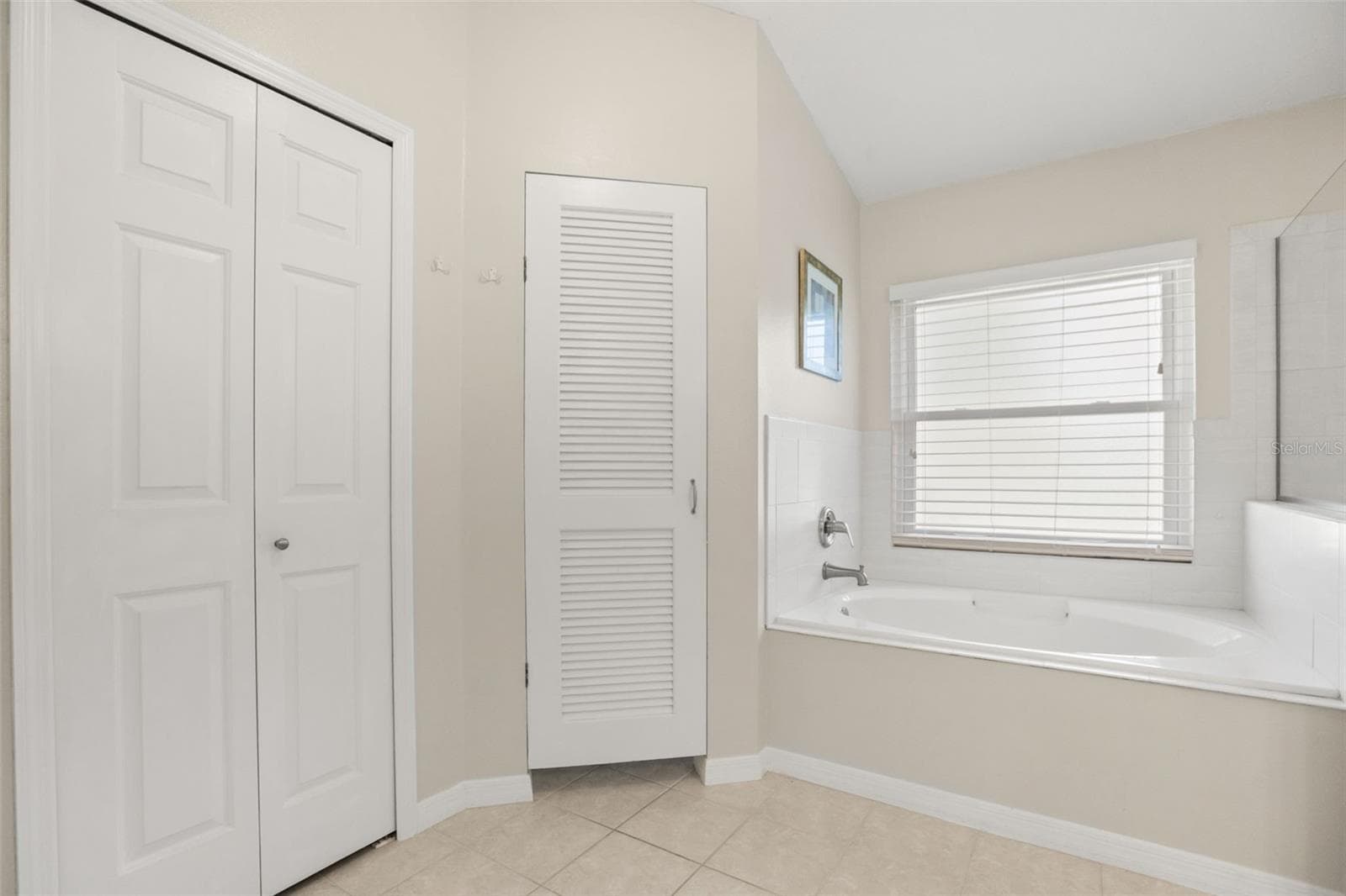 Primary ensuite garden tub with private restroom - 4704 RIVER RIDGE DR, LEESBURG