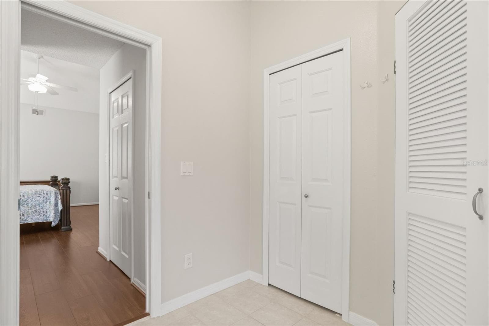 Primary ensuite storage and private louve - 4704 RIVER RIDGE DR, LEESBURG