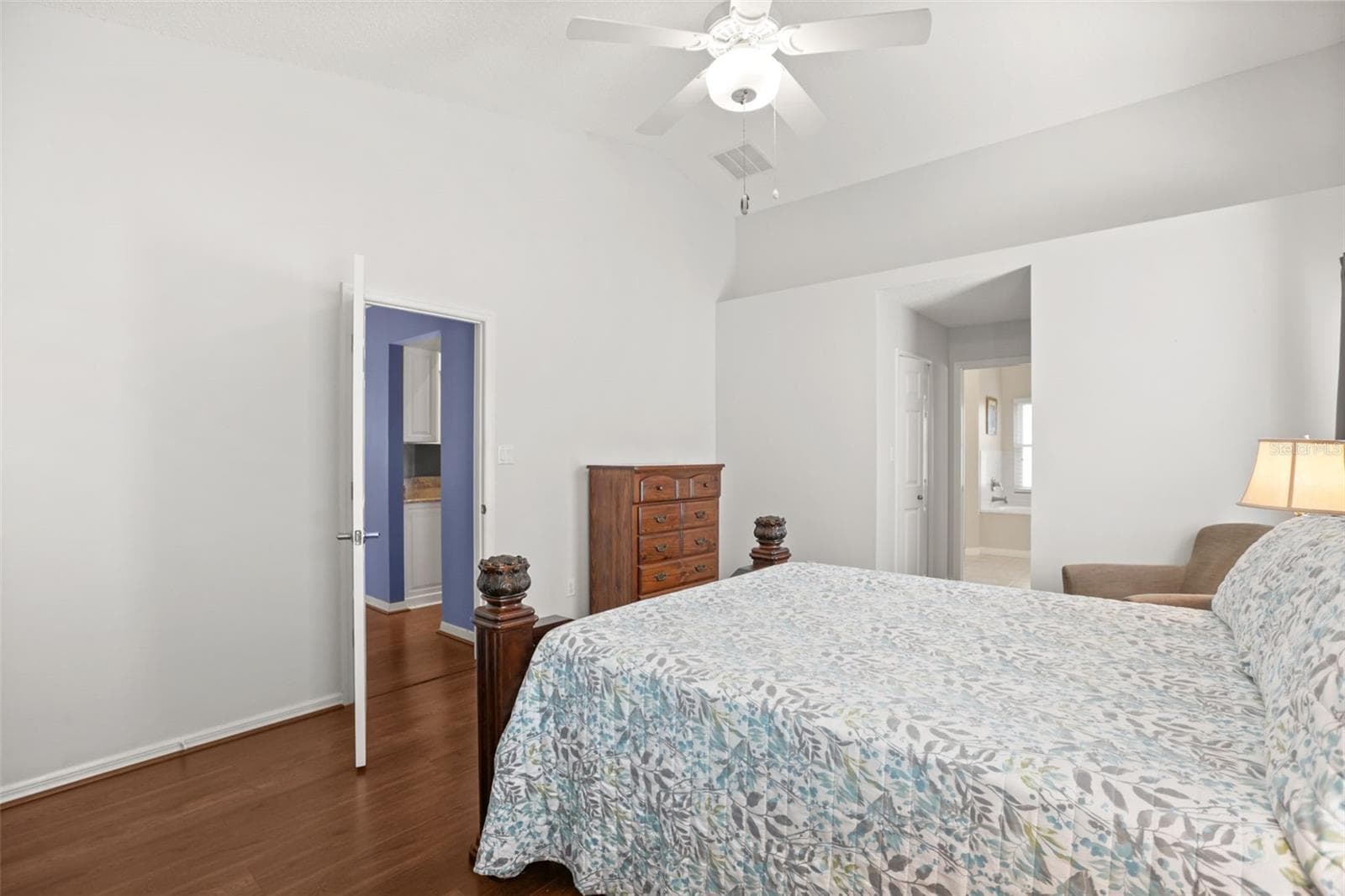 Primary with ensuite, his and hers walk in closets - 4704 RIVER RIDGE DR, LEESBURG