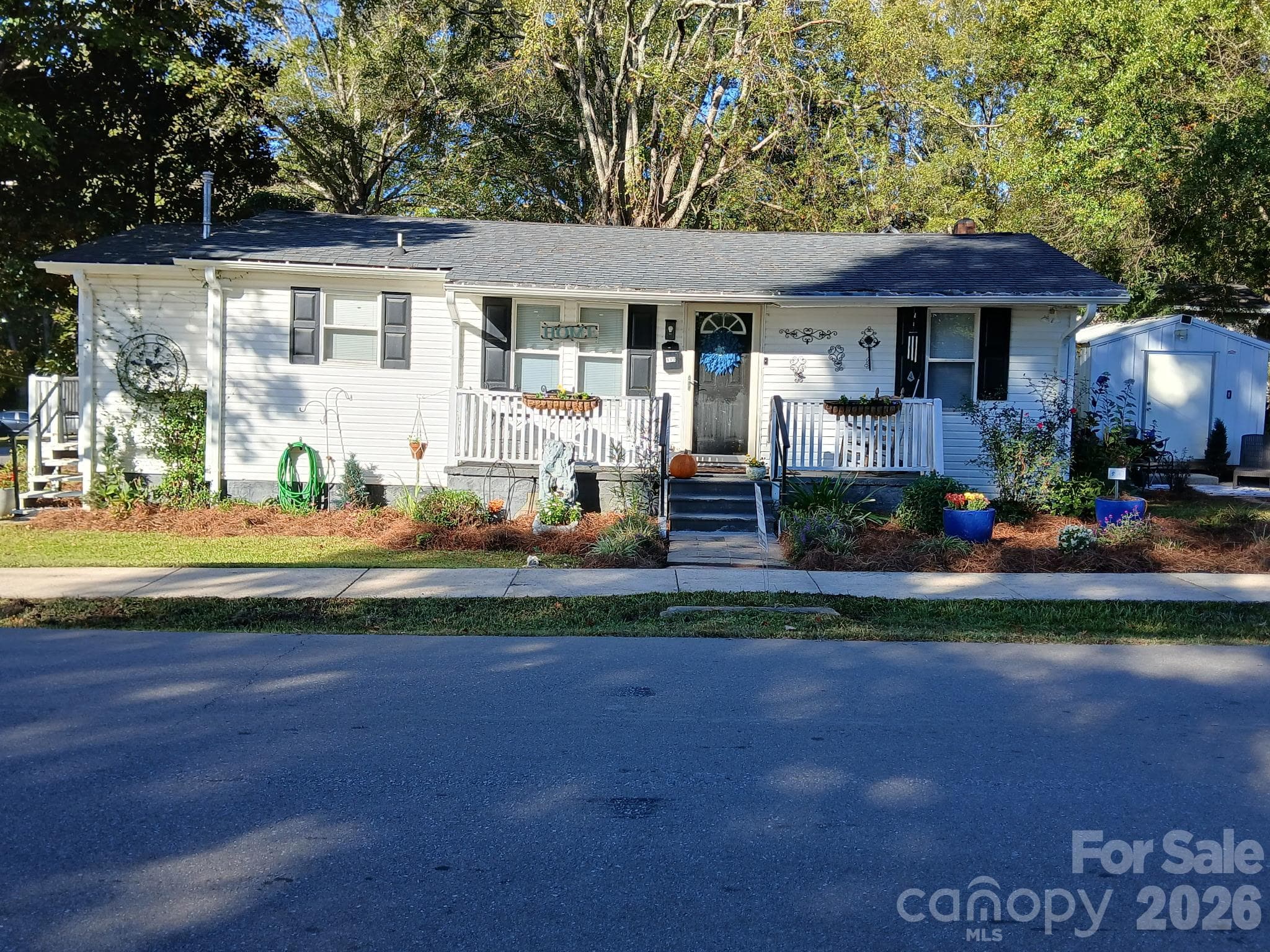 Single Family Residence at 115 S Davis Street, Dallas, photo 4 of 21
