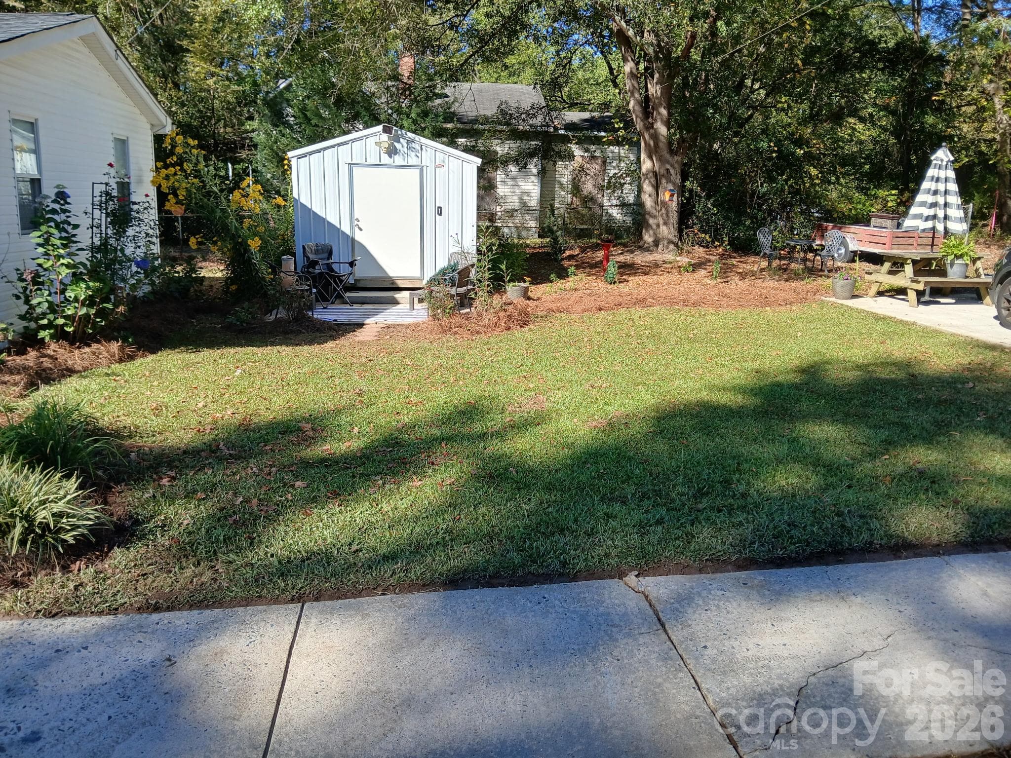 Single Family Residence at 115 S Davis Street, Dallas, photo 5 of 21