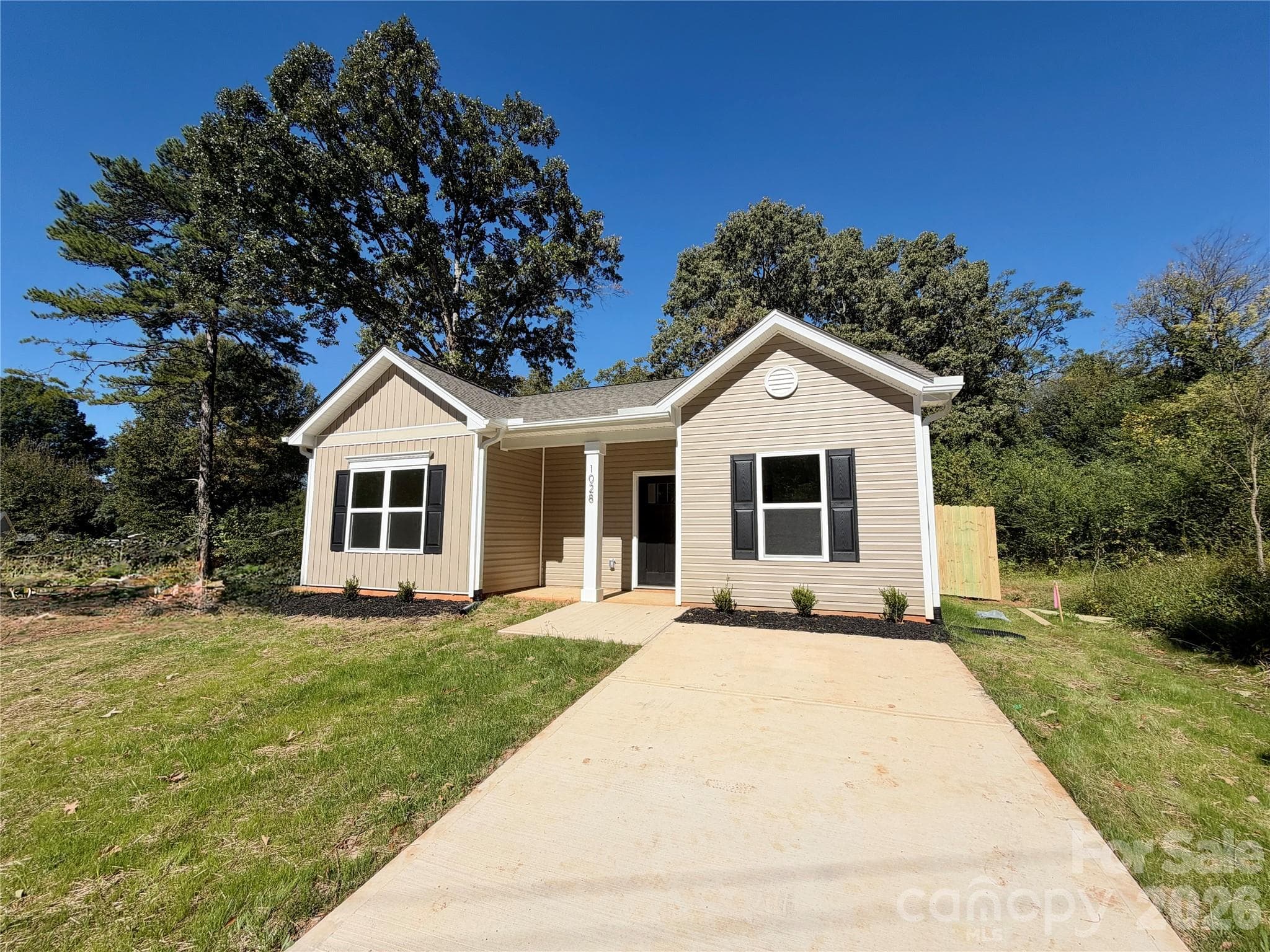 Single Family Residence at 1028 Saratoga Drive, Charlotte, photo 2 of 15