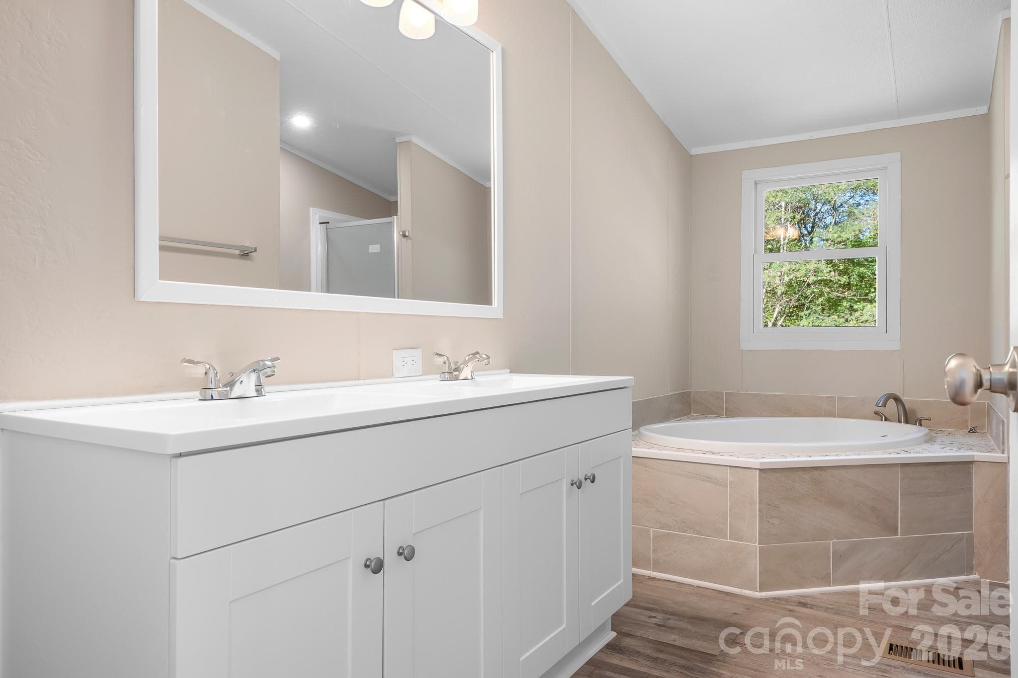 Primary ensuite bath - 782 Monterey Drive, Iron Station