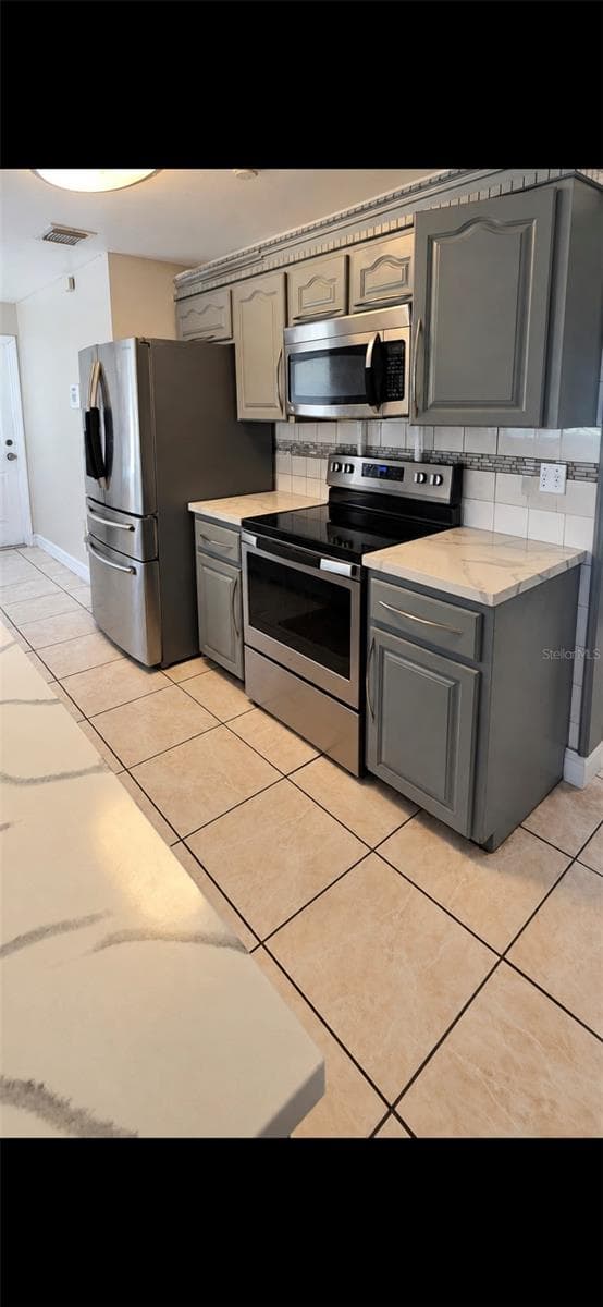 Single Family Residence at 2822 ROUNDABOUT LN, ORLANDO, photo 13 of 33