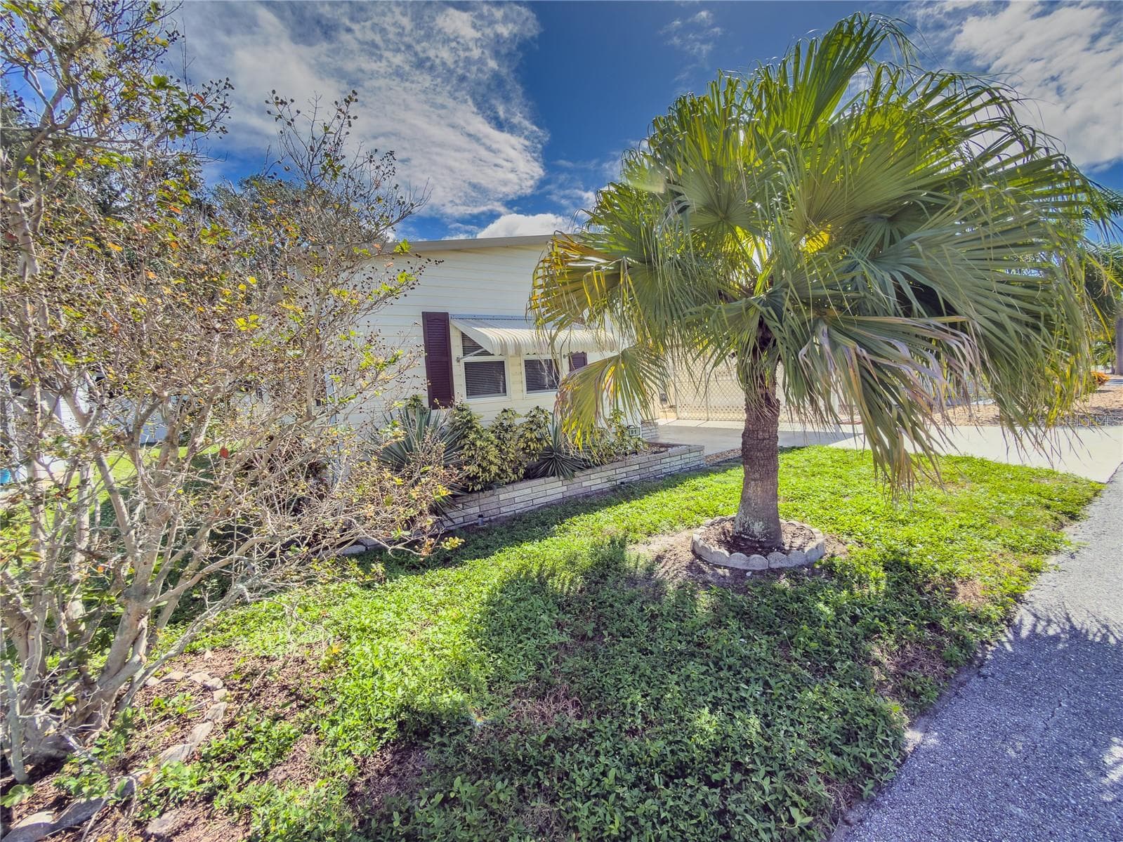 Front Yard - 808 53RD AVE E #191, BRADENTON