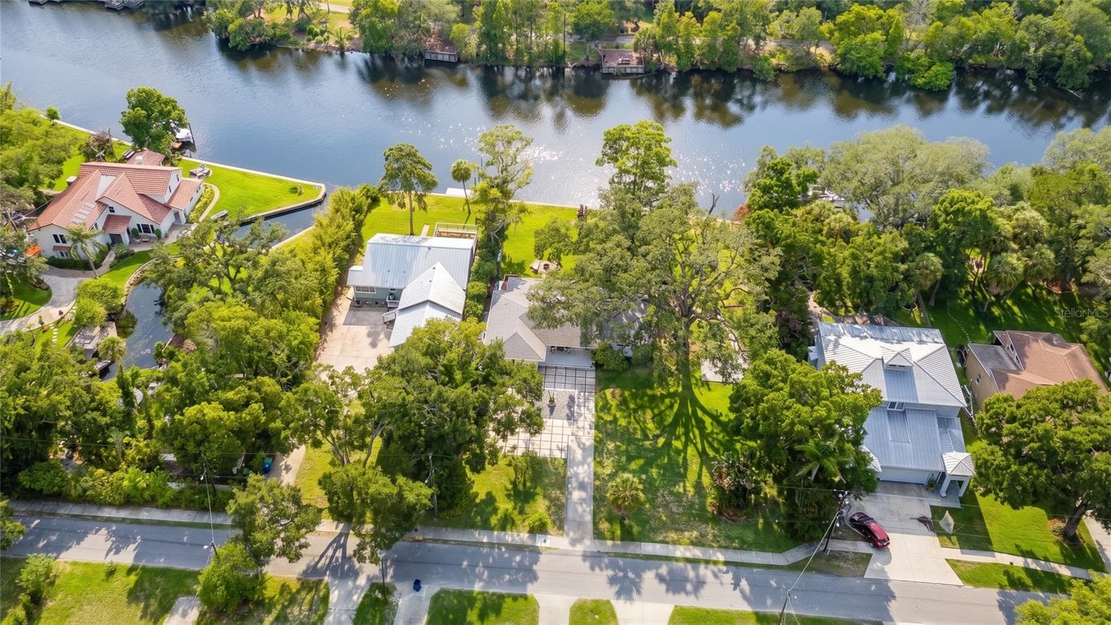 140 feet of engineered sea wall, .65 of an acre of picturesque lawns, a manicured spring, multiple fruit trees and palm trees - 7308 N OLA AVE, TAMPA