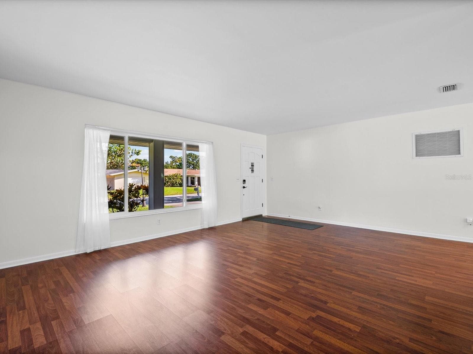 Spacious Family Room - 1610 EVERGREEN AVE S, CLEARWATER