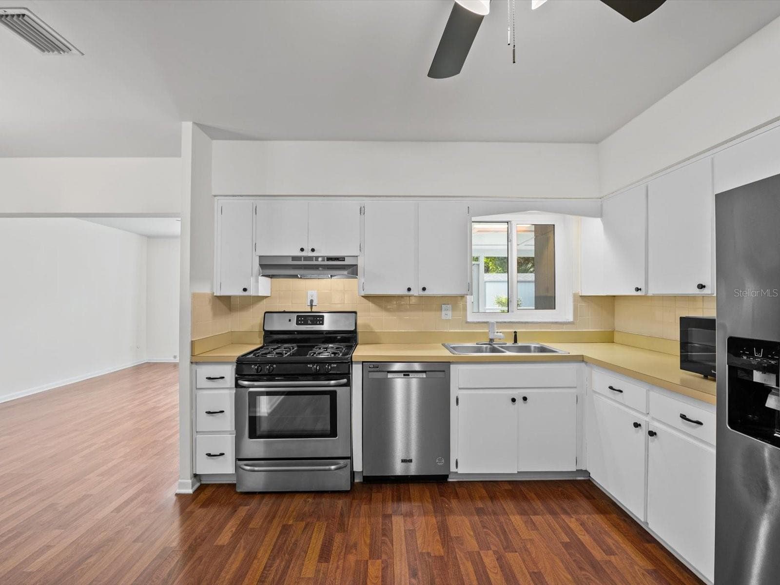 Single Family Residence at 1610 EVERGREEN AVE S, CLEARWATER, photo 12 of 51