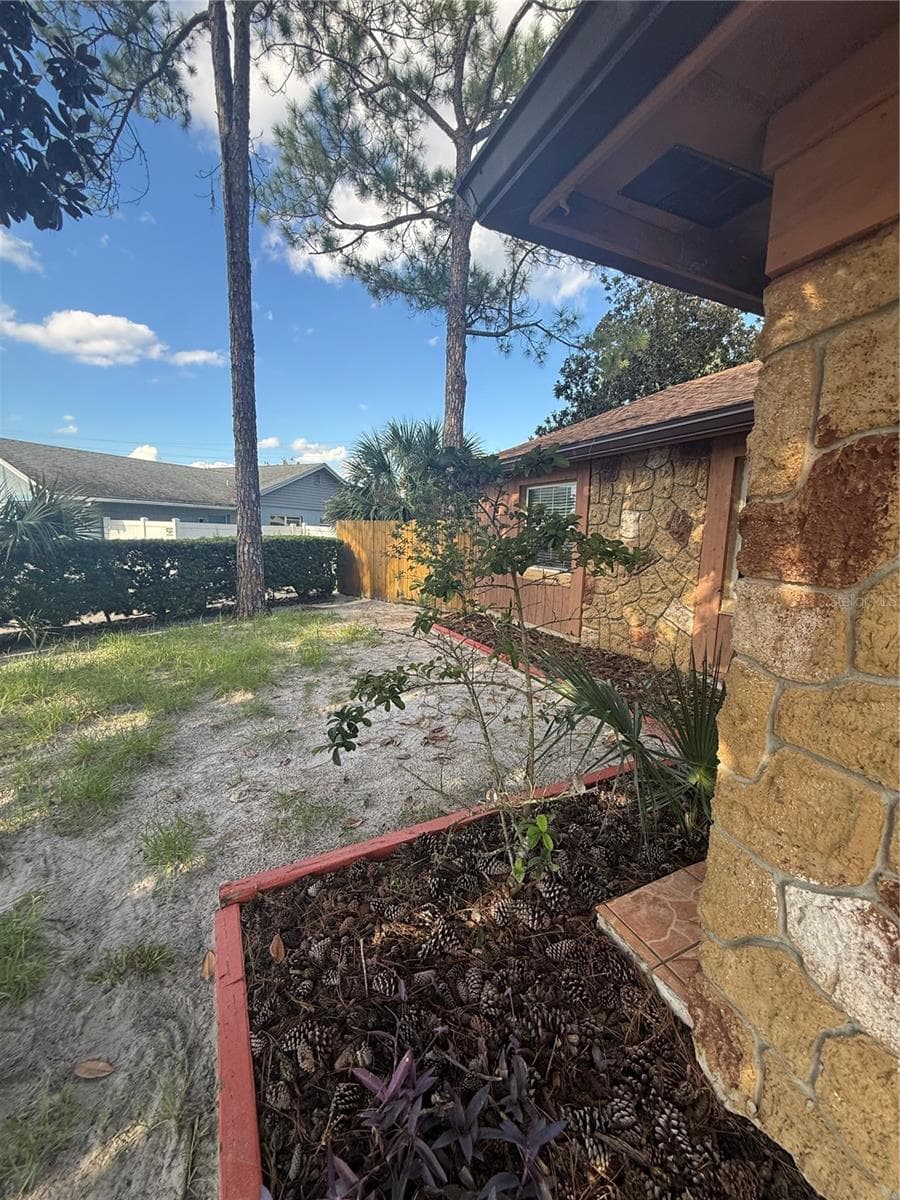 Single Family Residence at 805 SUWANNEE DR, APOPKA, photo 8 of 9