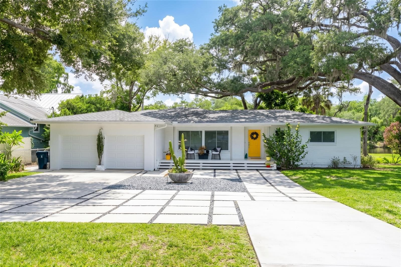 Relax, have a seat and chat with the friendly neighbors - 7308 N OLA AVE, TAMPA