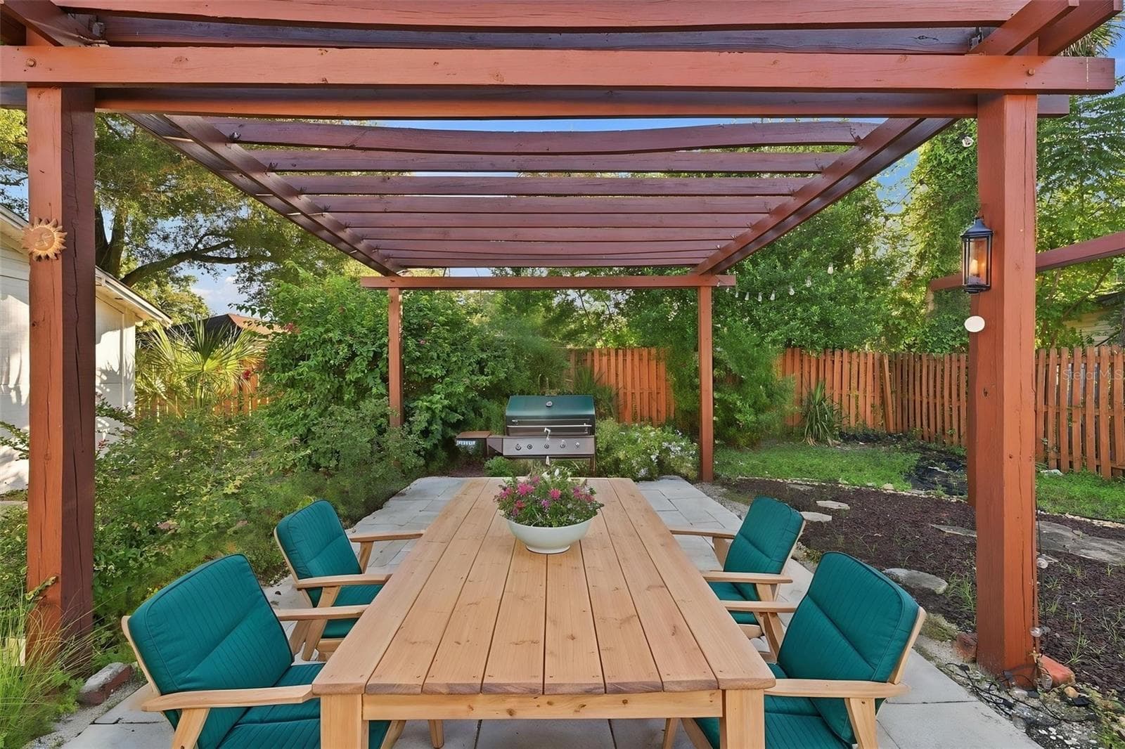 Backyard with virtual staging - 4203 N SUWANEE AVE, TAMPA