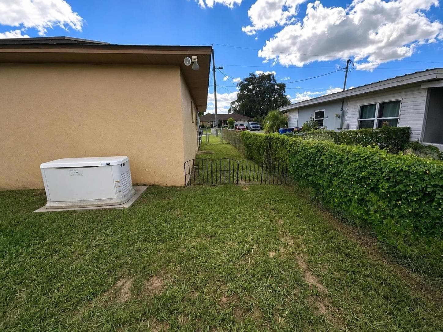 Side yard - 2074 W HIBISCUS RD, AVON PARK