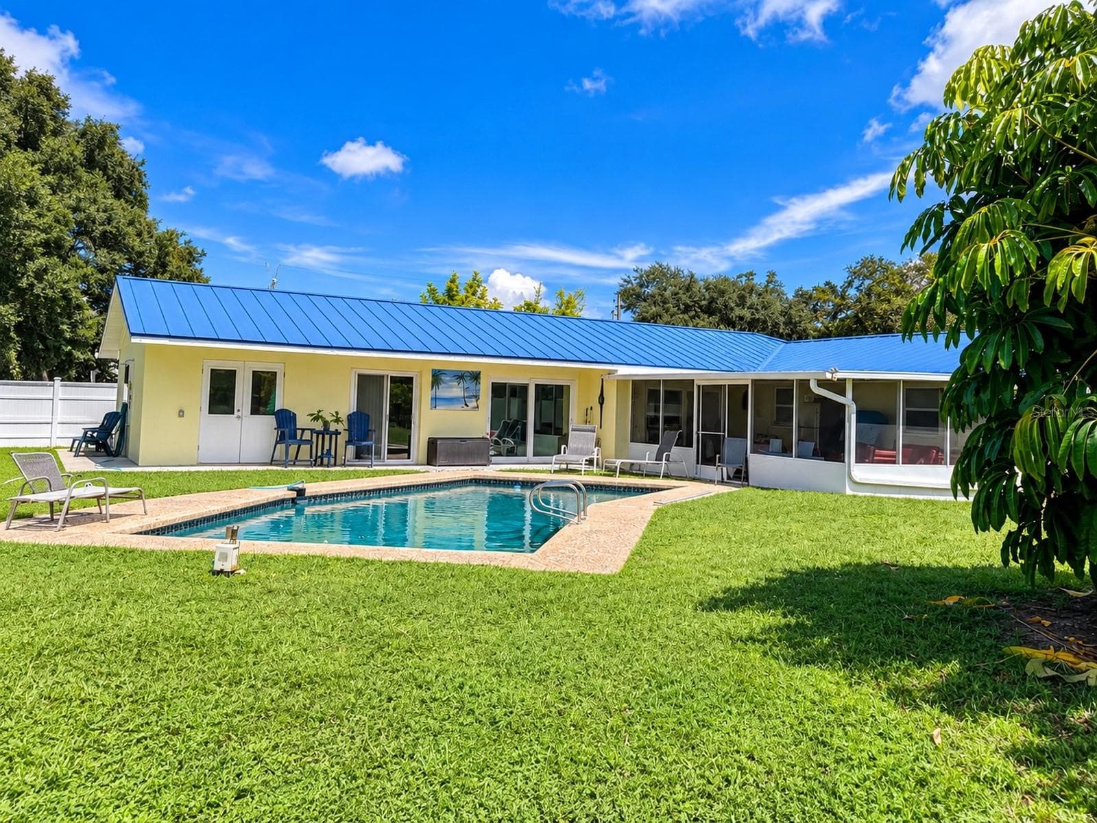 back yard looking at poolAnd home - 5555 92ND PL N, PINELLAS PARK