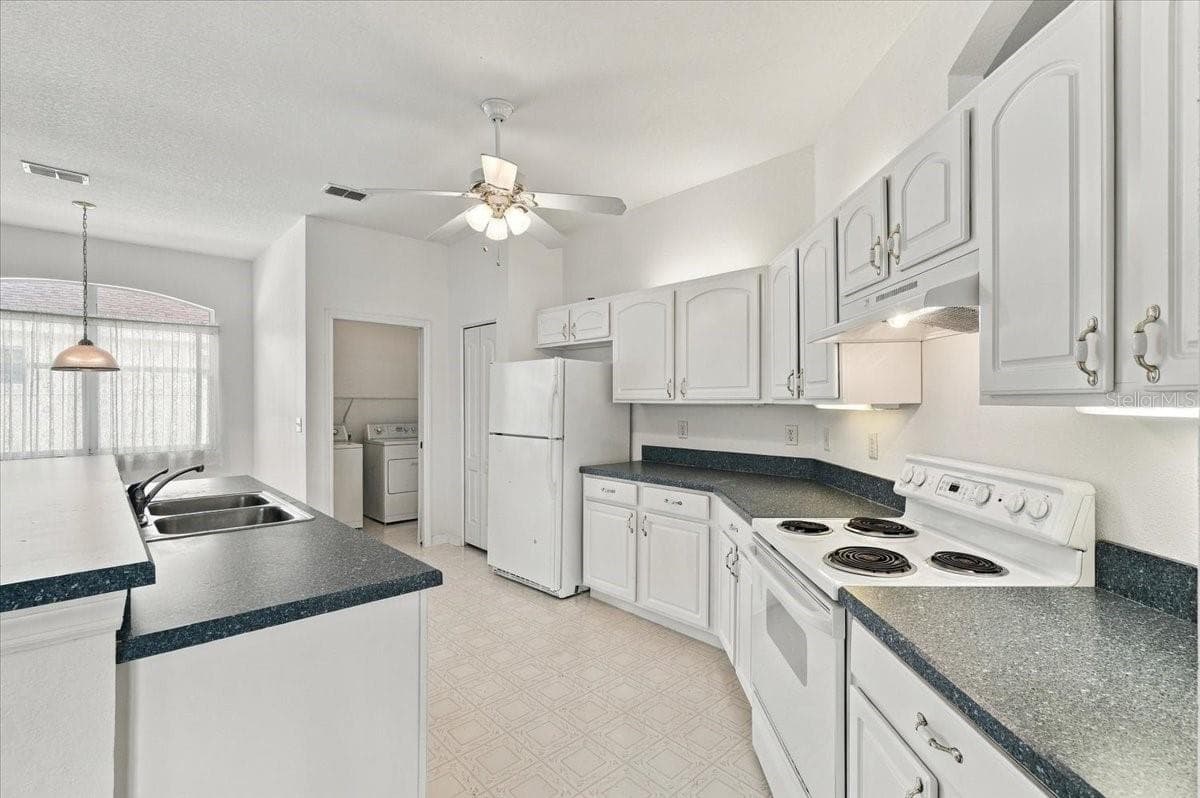 KITCHEN - 1731 BROOKSTONE WAY, PLANT CITY