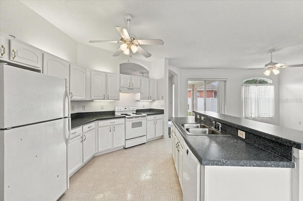 KITCHEN - 1731 BROOKSTONE WAY, PLANT CITY