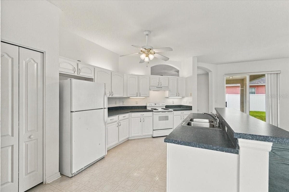 KITCHEN - 1731 BROOKSTONE WAY, PLANT CITY