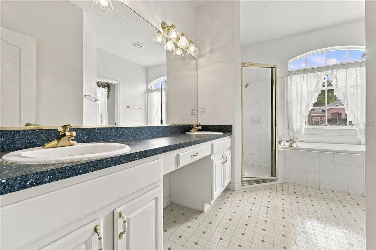 PRIMARY ENSUITE BATH - 1731 BROOKSTONE WAY, PLANT CITY