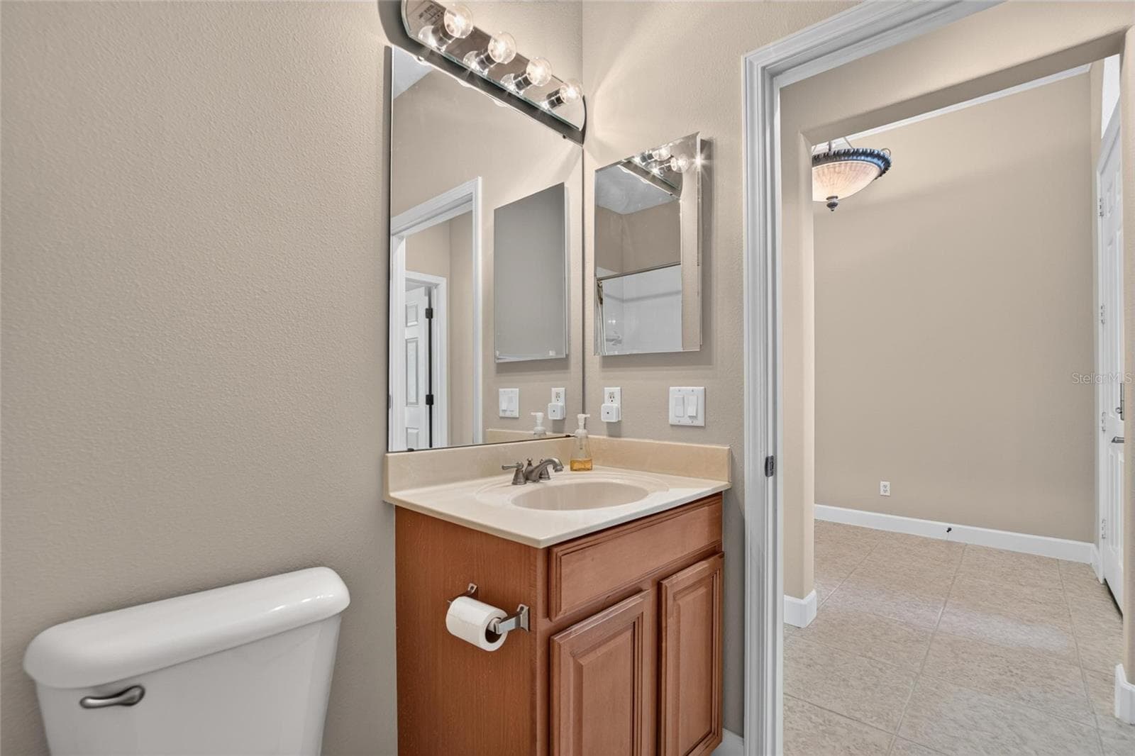 Guest Bathroom - 213 SILVER FALLS DR, APOLLO BEACH