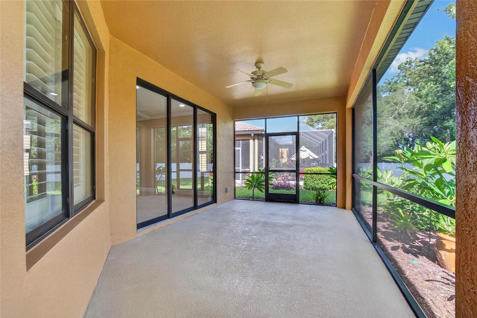 Screened lanai - 213 SILVER FALLS DR, APOLLO BEACH