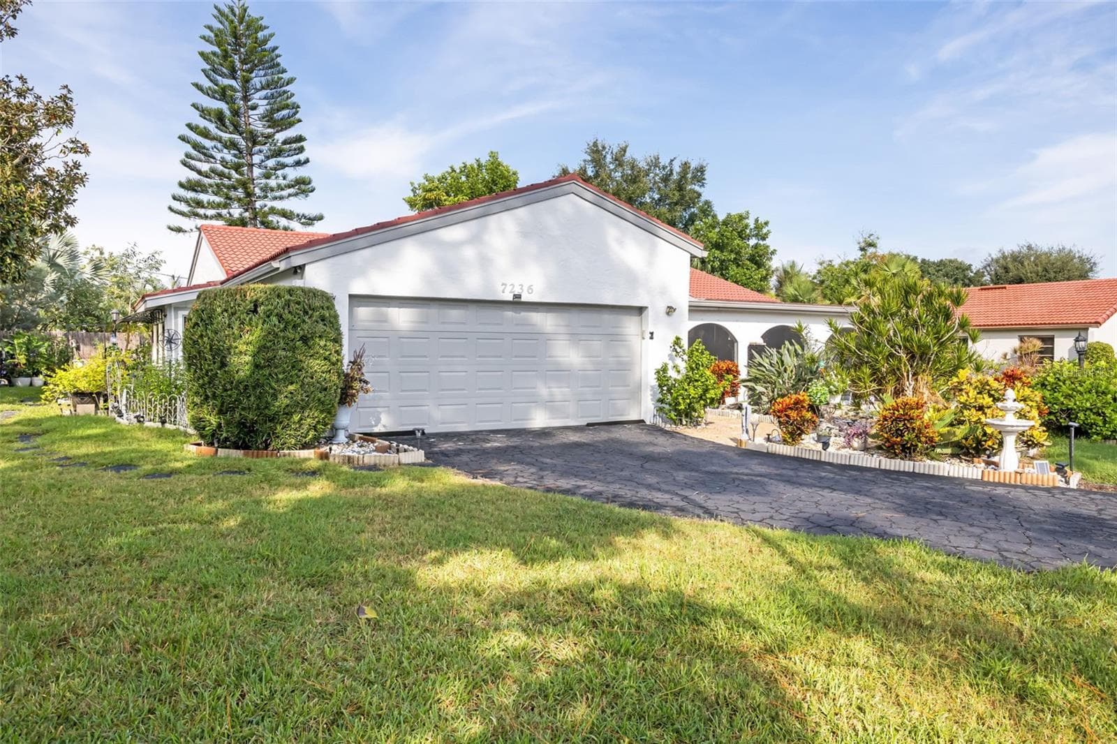 Villa at 7236 LAS CASAS DR, SARASOTA, photo 2 of 54