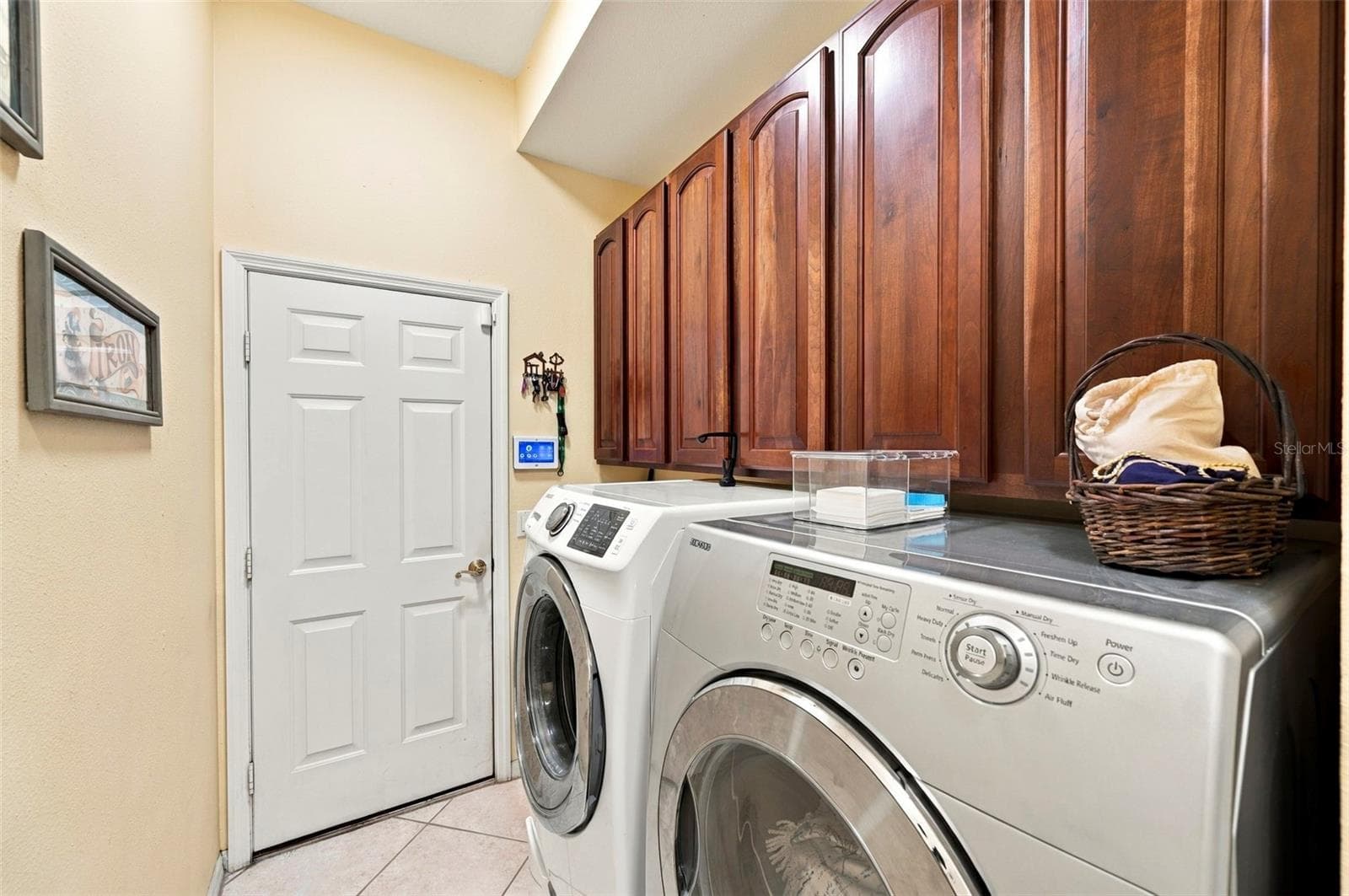 Laundry room with Plenty of cabinet spaces - 23442 VISTAMAR CT, LAND O LAKES