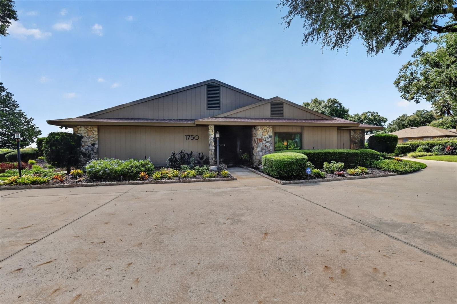 Single Family Residence at 1750 SUSSEX DR, MOUNT DORA, photo 9 of 65