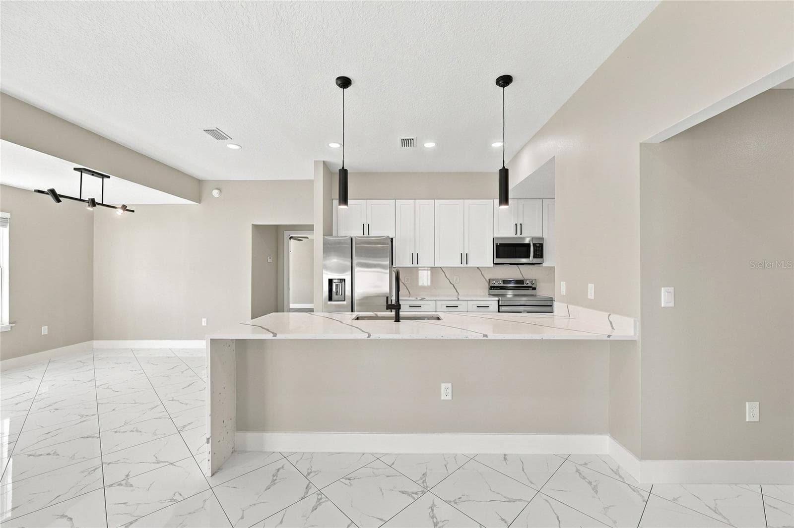 Breakfast Bar/Kitchen - 11134 WOODSIDE DR, LEESBURG
