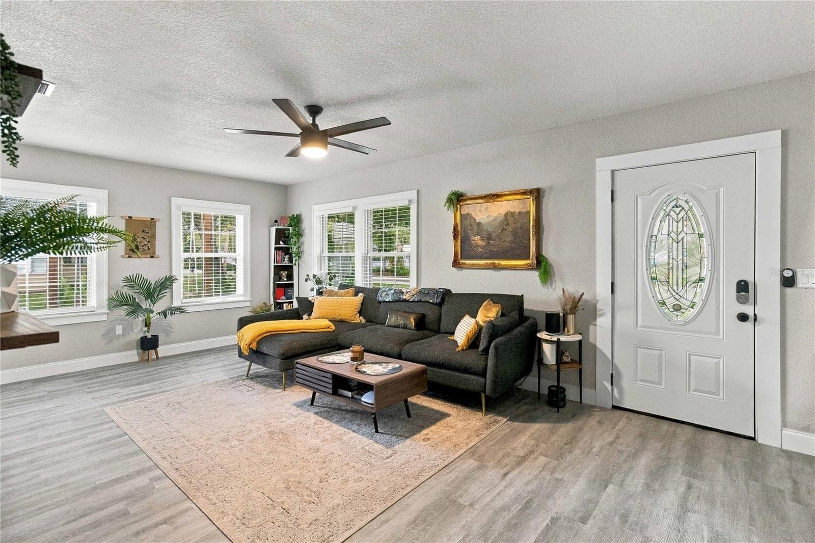 Living room and front door. - 430 FLORIDA AVE, ST CLOUD