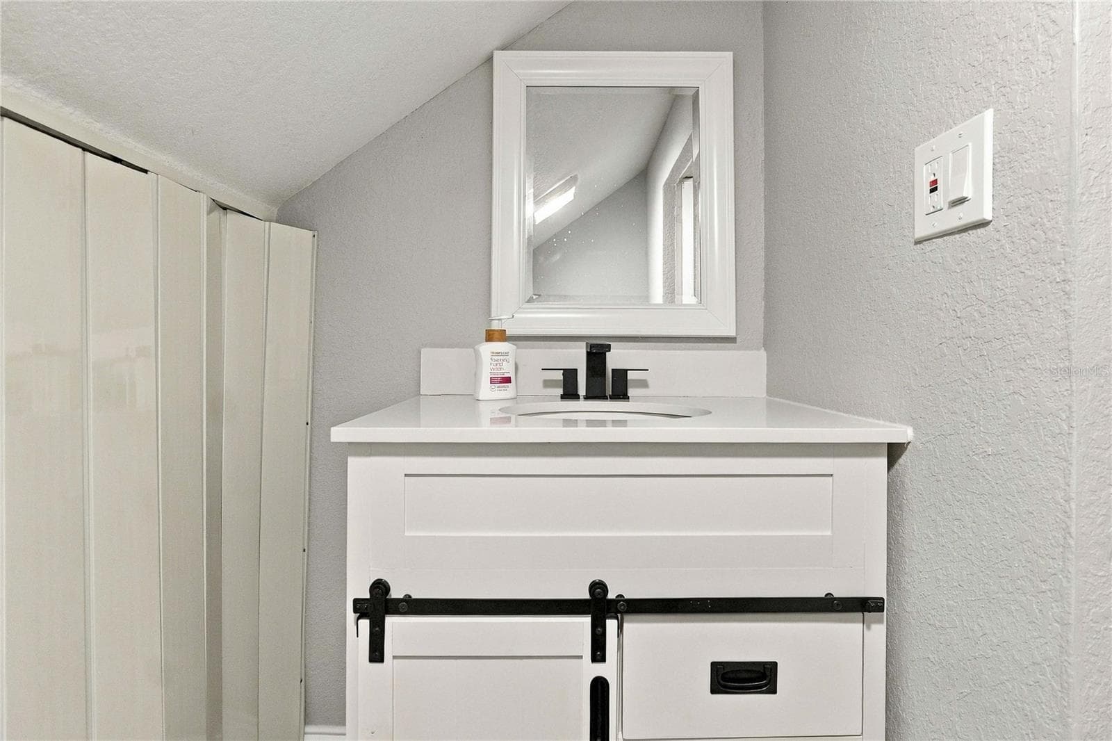 En-suite half bathroom upstairs - 430 FLORIDA AVE, ST CLOUD