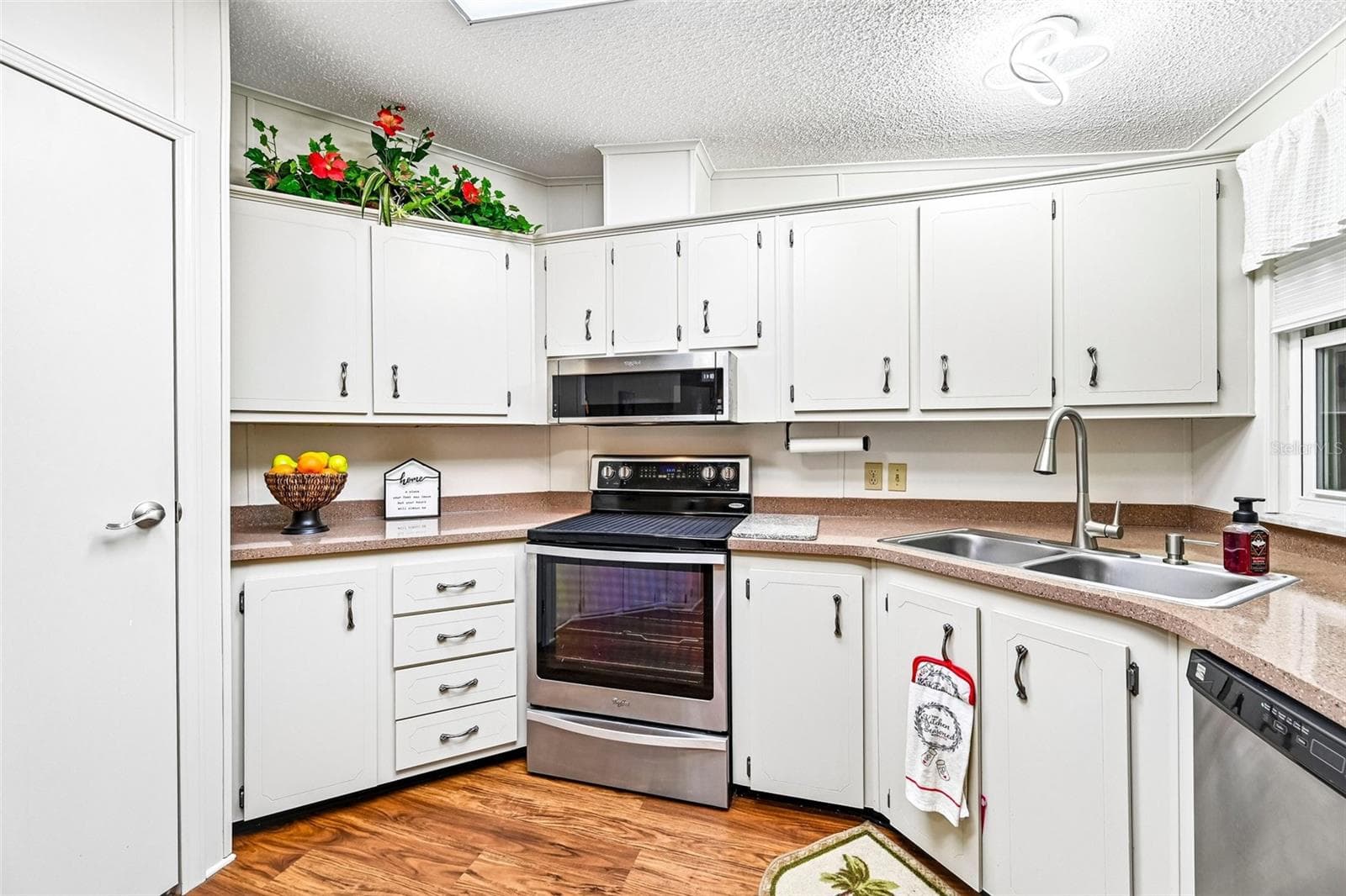 Double Sink in Kitchen with Garbage Disposal - 8510 COUNTESS AVENUE CIR, PALMETTO