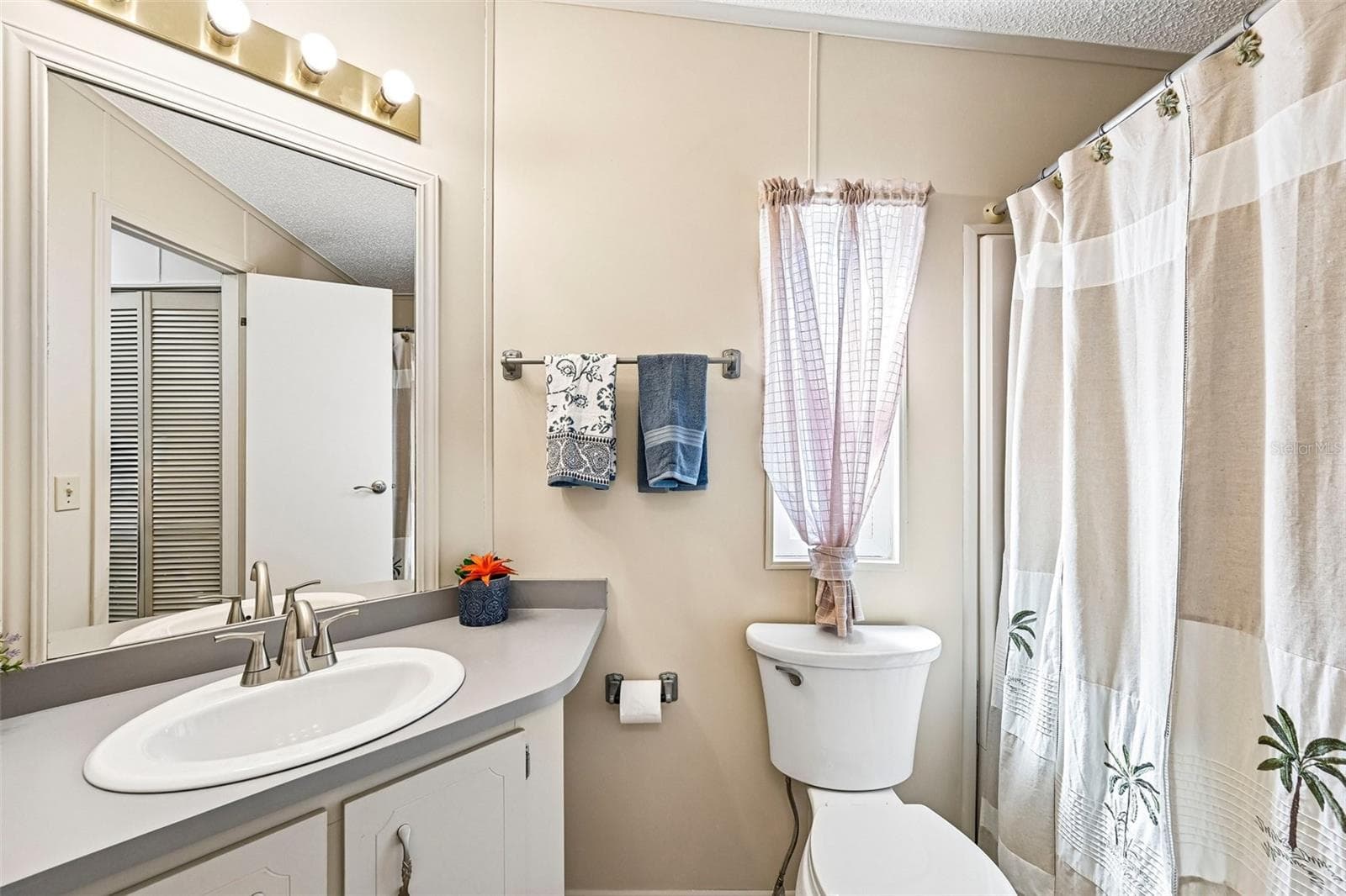 Guest Bathroom - 8510 COUNTESS AVENUE CIR, PALMETTO