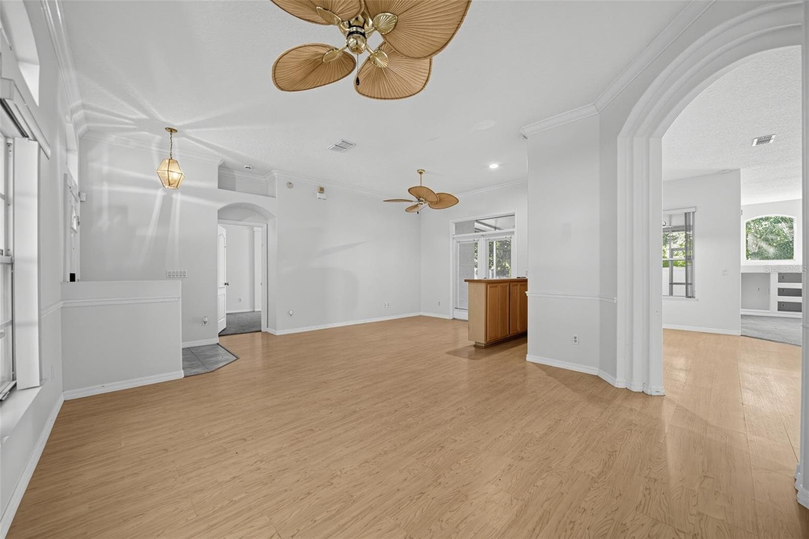 FORMAL DINING AND OPEN SPACE UPON ENTRY. ARCHED WALKWAYS ALL THROUGHOUT HOME. - 13838 RIVERPATH GROVE DR, ORLANDO